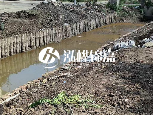 農(nóng)村最便宜的護(hù)坡做法-松木樁護(hù)坡靠譜嗎?