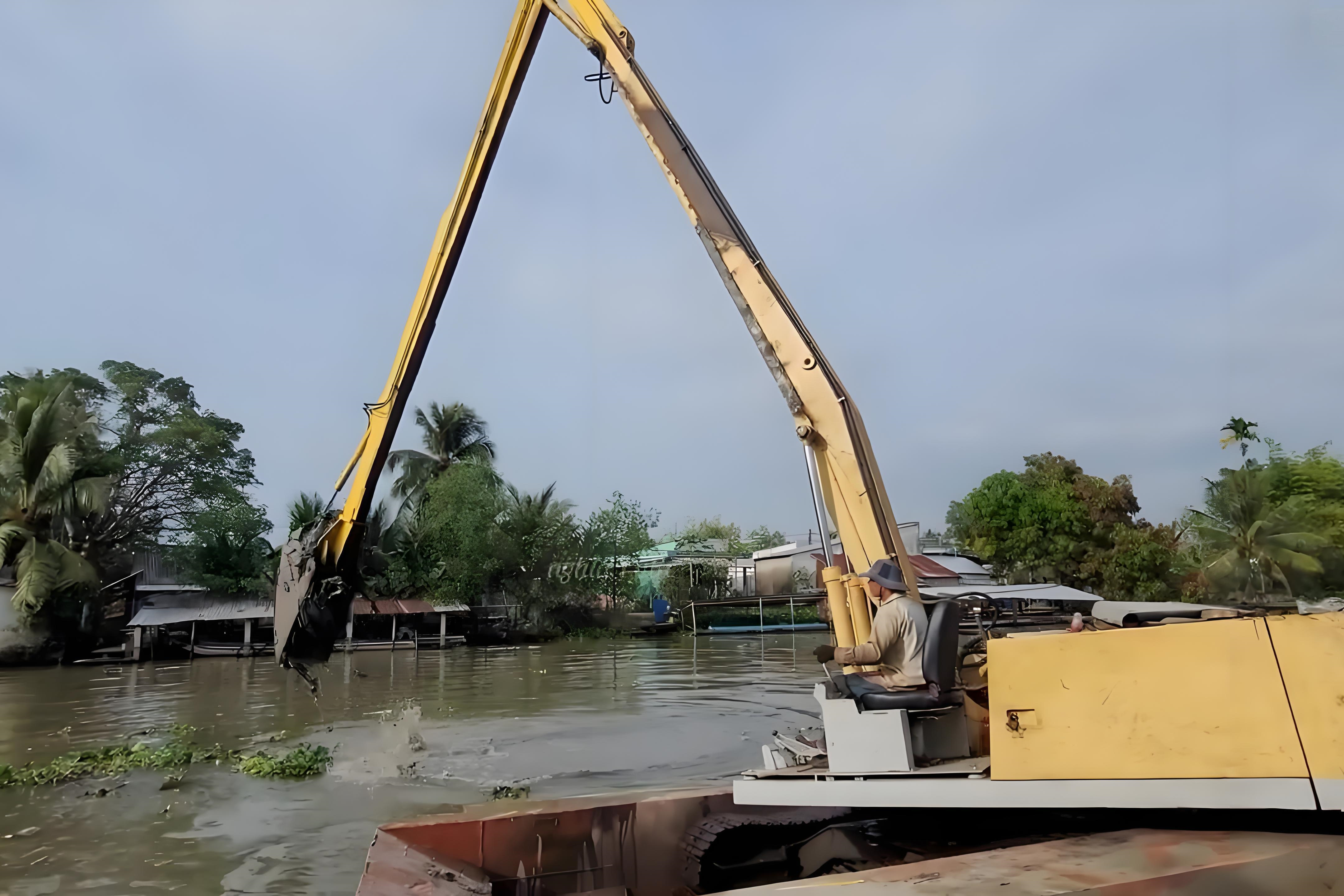 甘肅玉門水上挖機清淤施工隊 - 小型水上挖機清淤適合小河道嗎?
