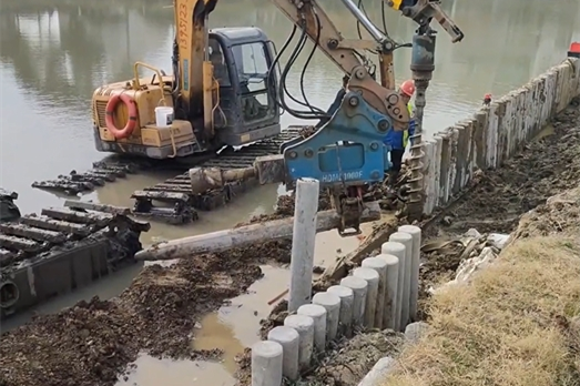 水泥樁批發廠家泓樺錦嘉-水泥仿木樁適合用于河道護坡嗎？