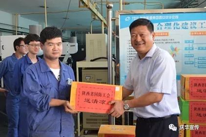 省國防工會領(lǐng)導(dǎo)向公司一線職工 送清涼
